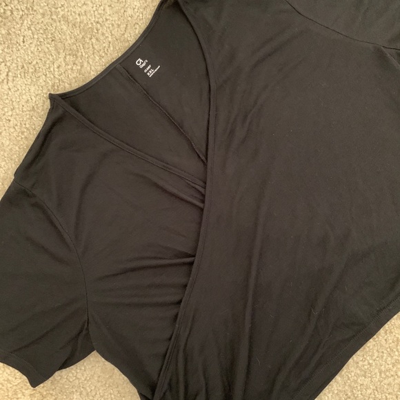 Short Shirt 👯‍♂️ 💪🏻 - Picture 3 of 4